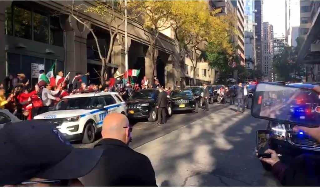 Se manifiestan a favor y en contra de AMLO, previo a Consejo