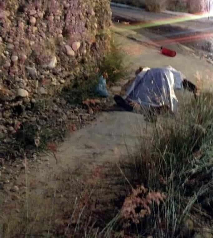 Muere tras volcar transporte de personal