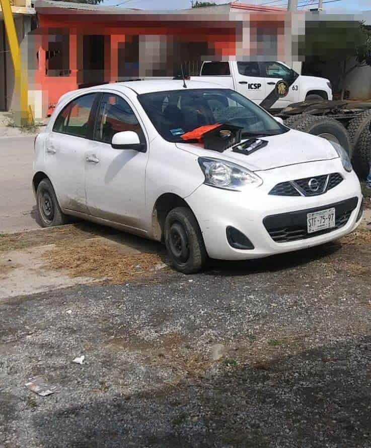 Abandonan auto usado por delincuentes