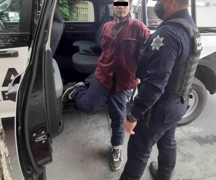 Detienen a hombre por causar daños a camioneta