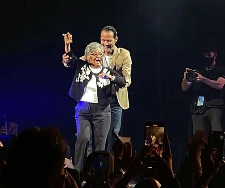 Marc Anthony cumple el sueño de una abuelita