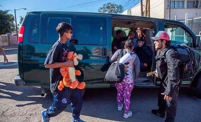 Empiezan migrantes a abandonar la caravana
