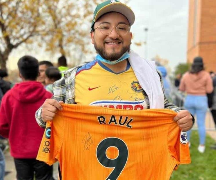 Aficionado consigue autógrafo Jiménez y tiembla