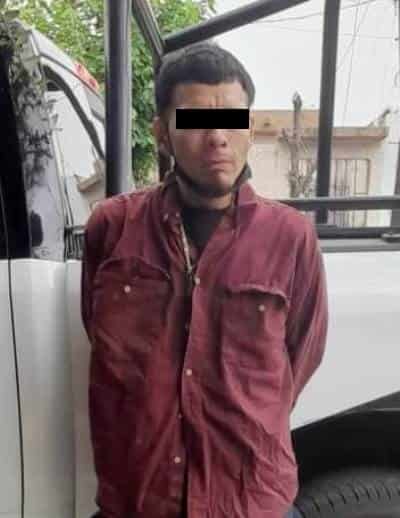 Con la presunta intención de resguardarse del frío, un hombre daño el cristal de una camioneta para meterse a la misma