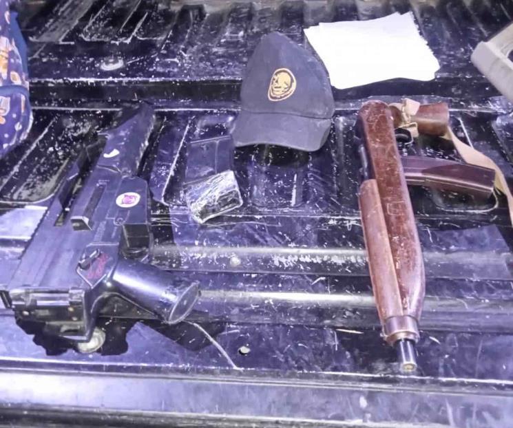 Detienen a 2 hombres con armas y droga
