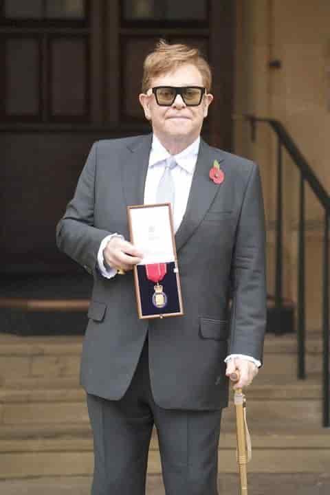 Recibe Elton John Orden de los Compañeros de Honor