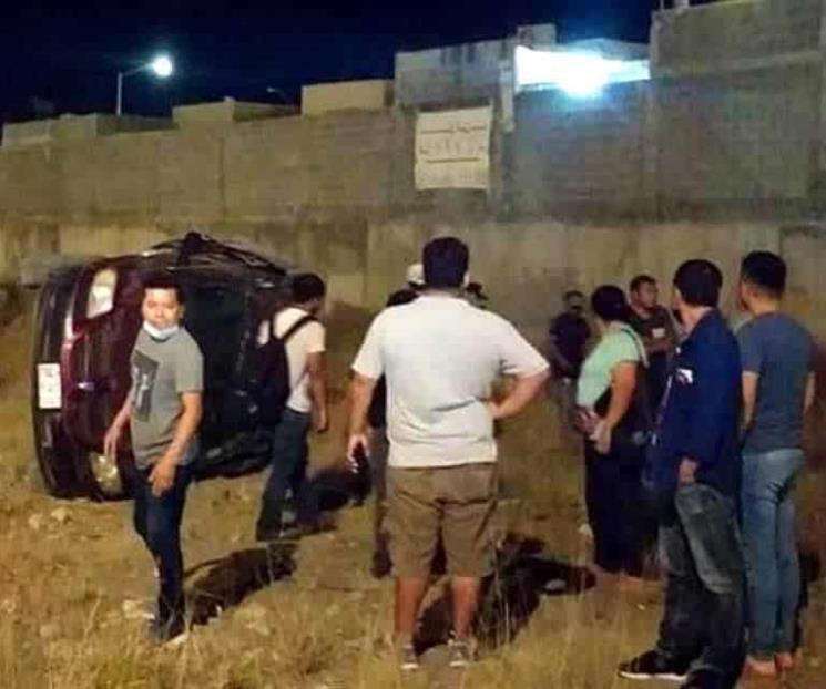 Conductor vuelca su automóvil en Pesquería y huye