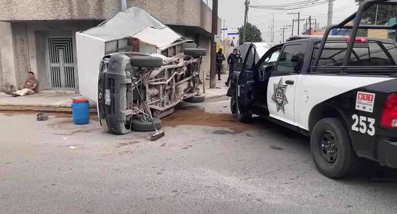 Cuatro policías y un civil lesionado, así como la volcadura de una camioneta, fue el saldo que dejo un choque