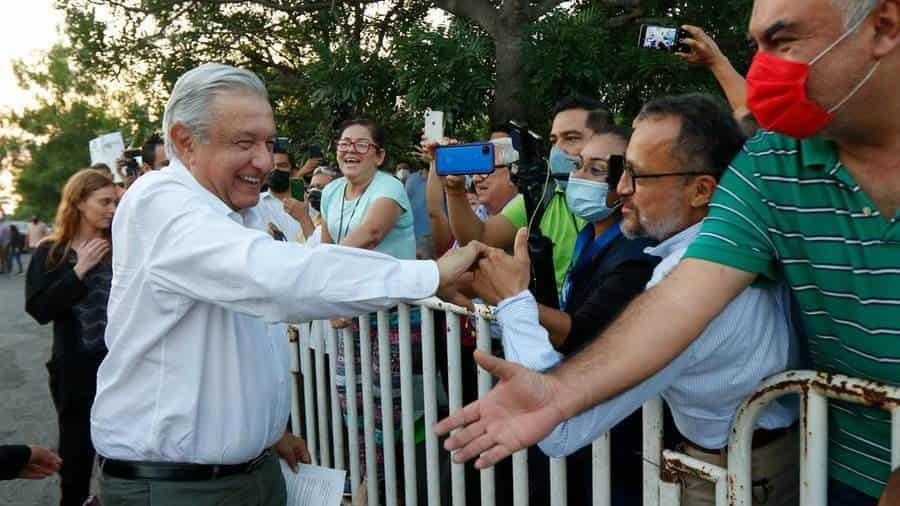 Dan jueces amparos para detener obras y leyes: AMLO
