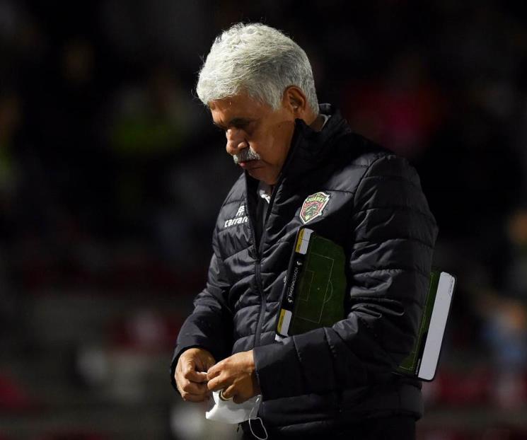 Dan a Tuca tres ‘jueguitos’ de sanción