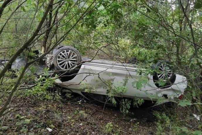 Sobrevive de milagro tras caer a barranco