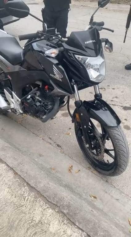 Pasea en motocicleta robada
