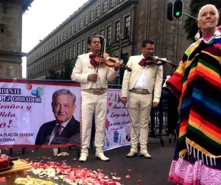 Por su cumpleaños, seguidores le cantan Las Mañanitas a AMLO