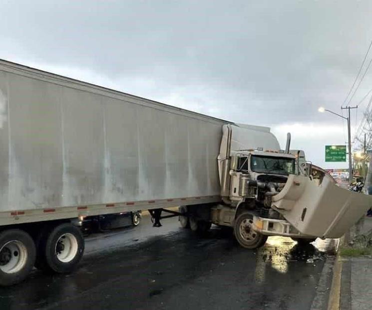 Resulta chofer herido al chocar con poste