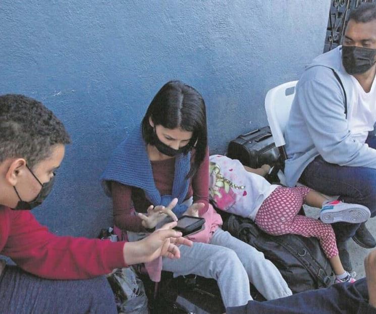 Arriba caravana aérea de migrantes a Tijuana