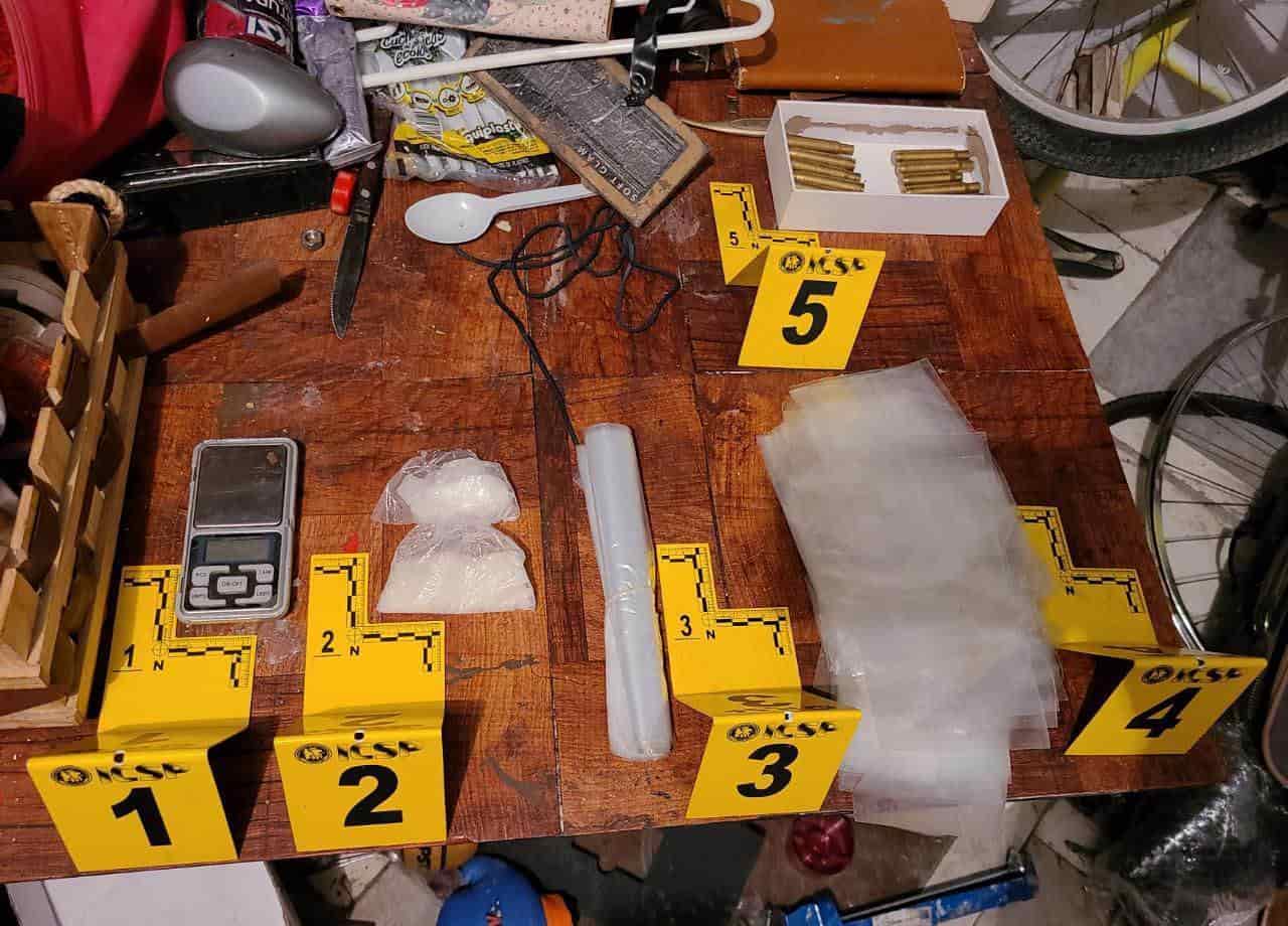 Dos hombres y una mujer fueron arrestados en un cateo realizado en una casa de la Colonia la Alianza, además de una báscula, dos bolsas de plástico con sustancia sólida en su interior, un rollo de bolsas de plástico sujetas con una liga, diversas bolsas de plástico, y 12 casquillos