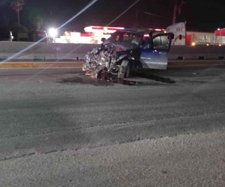 Chocan con tráiler y resultan heridos