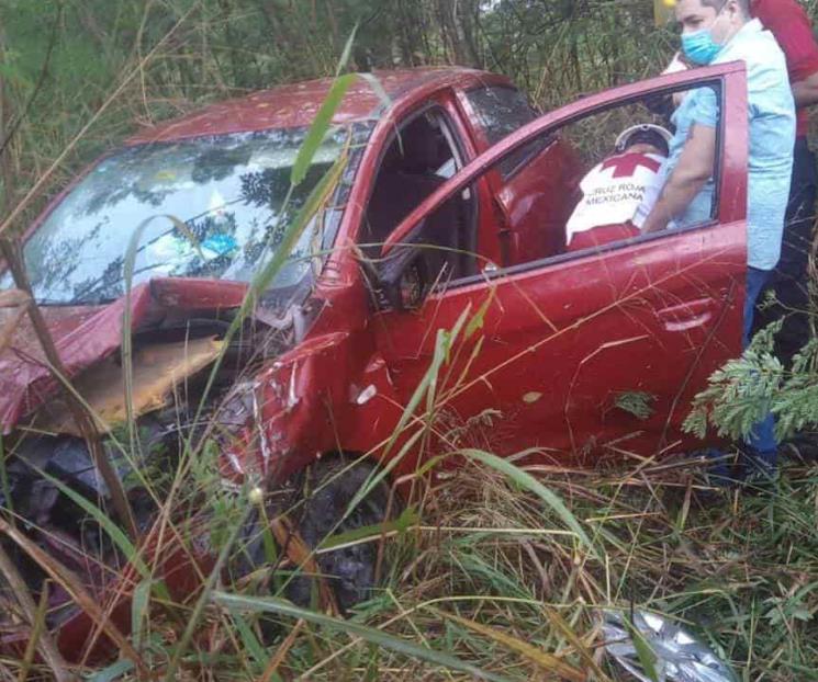 Conductor y su acompañante vuelcan en Montemorelos
