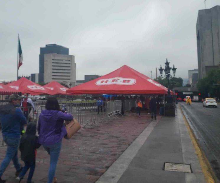 Lluvias y clima frío no afectan Jornada de Vacunación en Mty