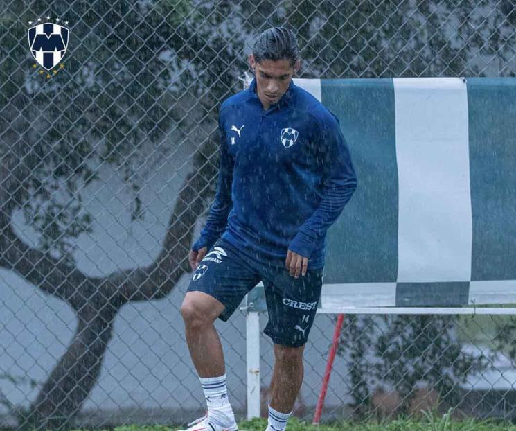Entrenan Rayados con todo y lluvia