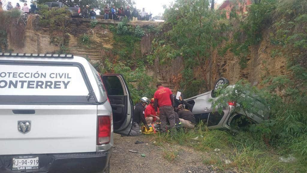Resulta herida al caer con todo y vehículo a barranco