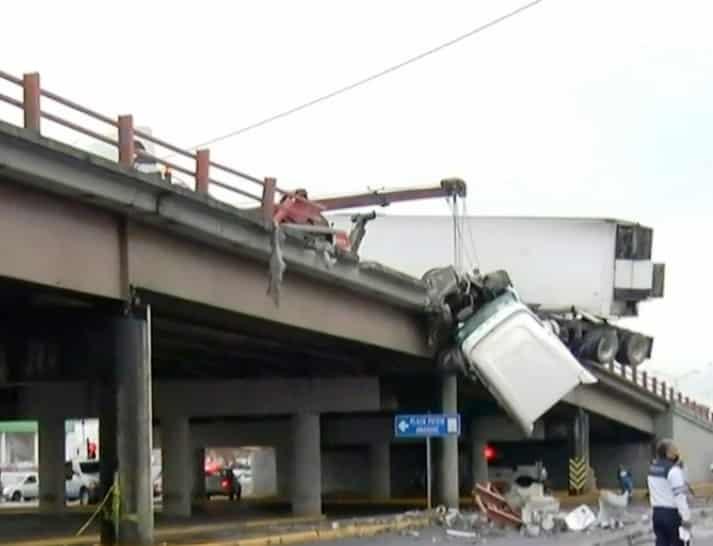 Queda tráiler colado en puente en San Nicolás