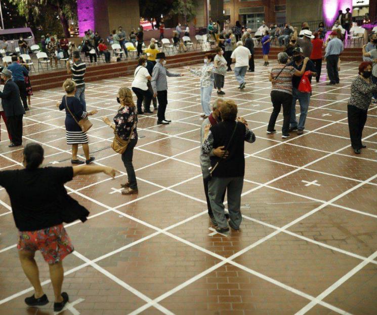 Disfrutan abuelitos de los domingos de baile