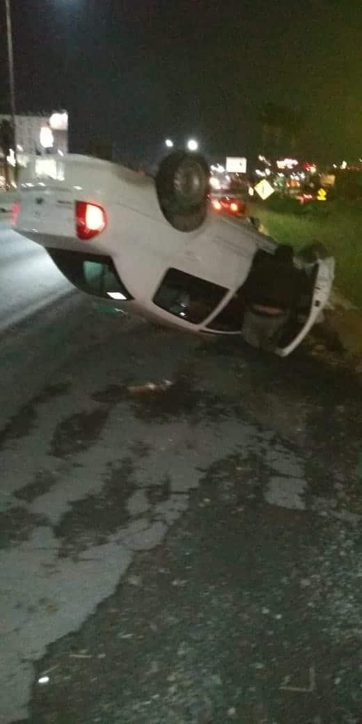 Dormita tras el volante y vuelca