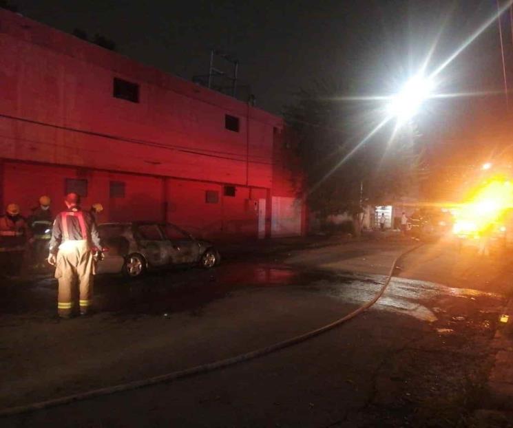 Incendian auto en la Independencia, sería de ejecutores