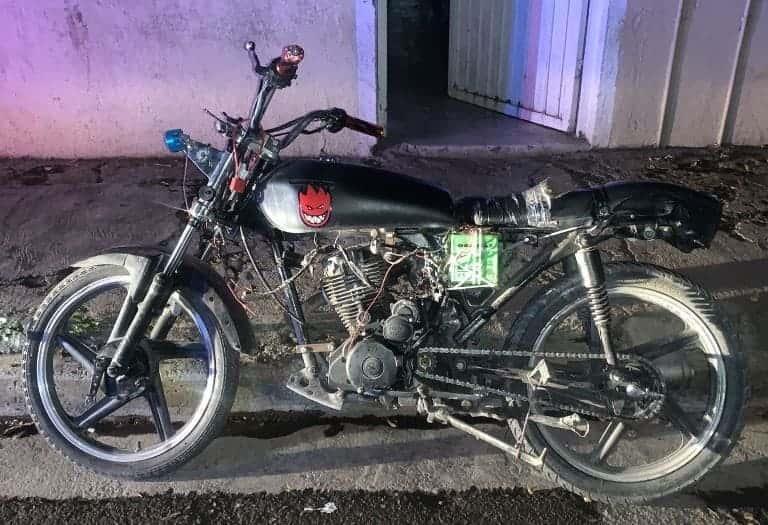 Caen dos en moto sin placas y con droga