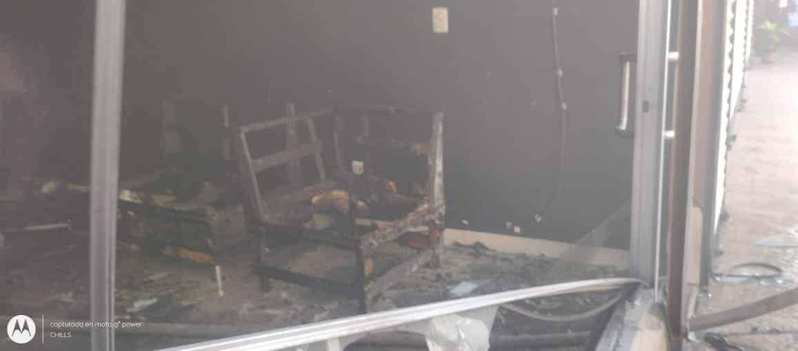 Incendio en negocio de tatuajes deja daños materiales