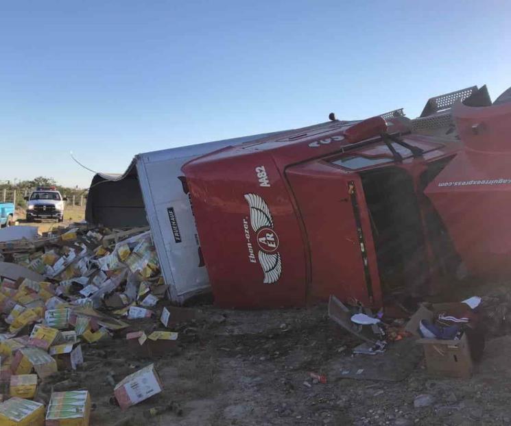 Vuelca tráiler en carretera a Laredo
