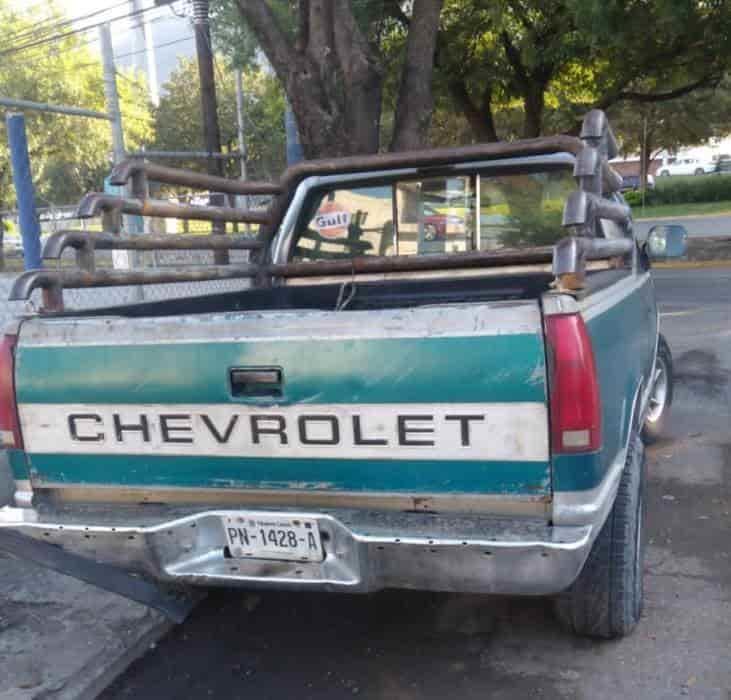 Abandonan camioneta robada