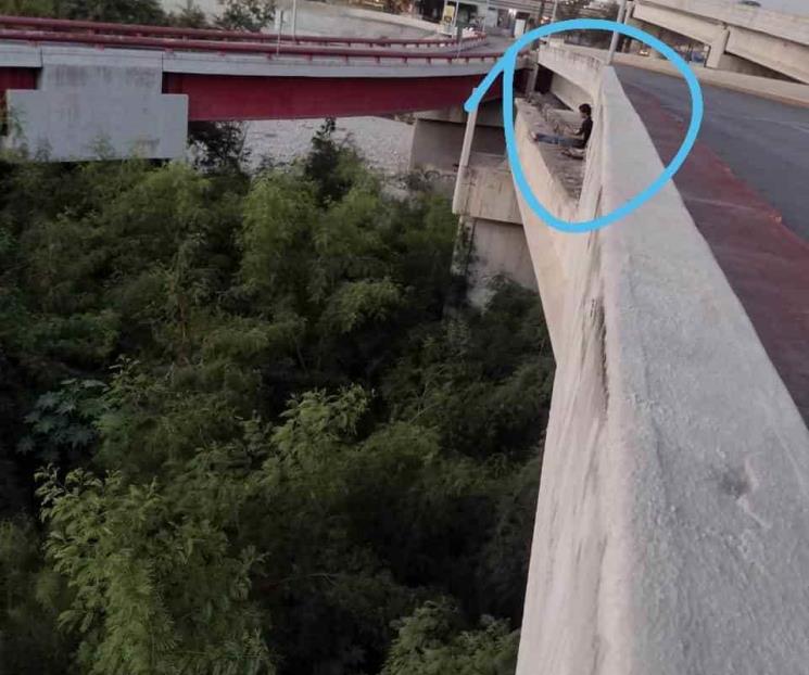 Rescatan a hombre en situación de riesgo