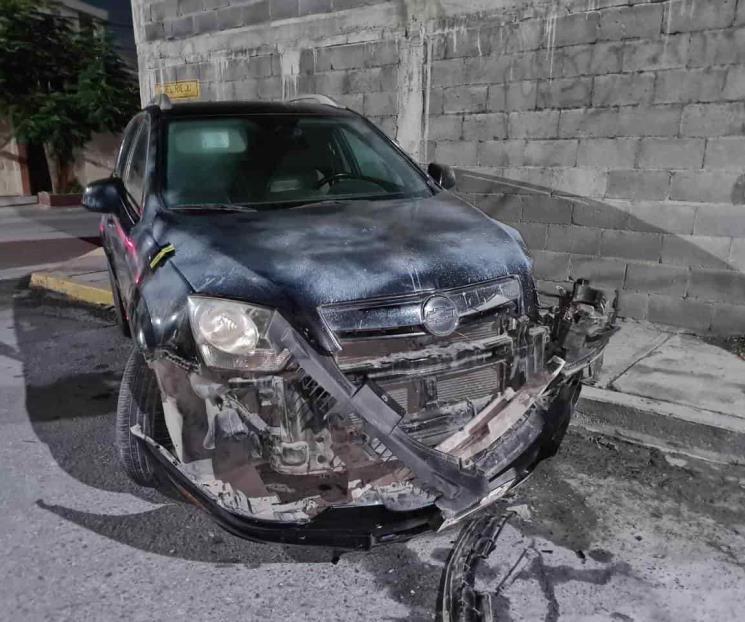 Detienen a dos en camioneta robada