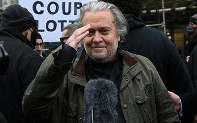 Se entrega Bannon al FBI tras imputación por desacato