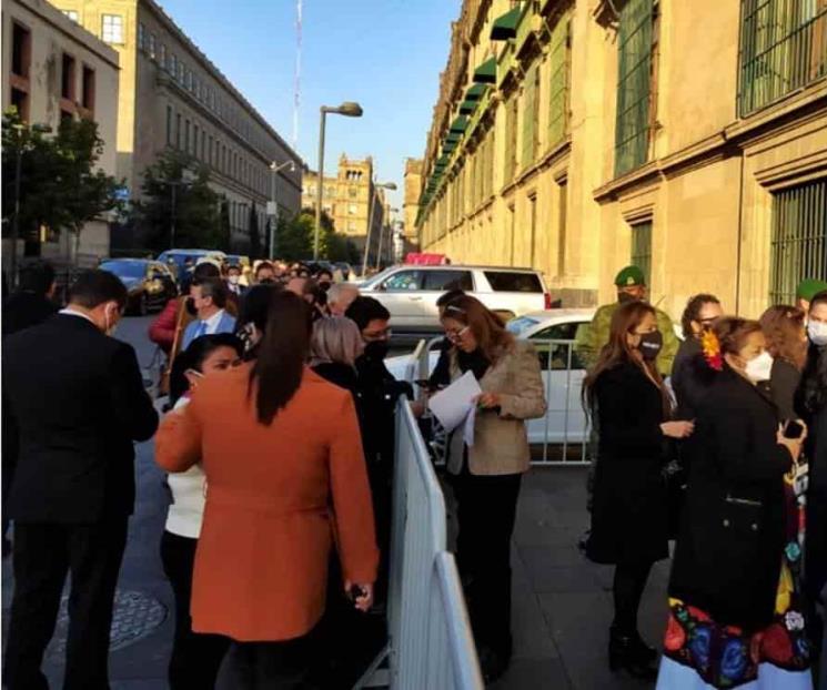 Diputados de Morena llegan a Palacio para encuentro con AMLO Diputados de Morena llegan a Palacio para encuentro con AMLO