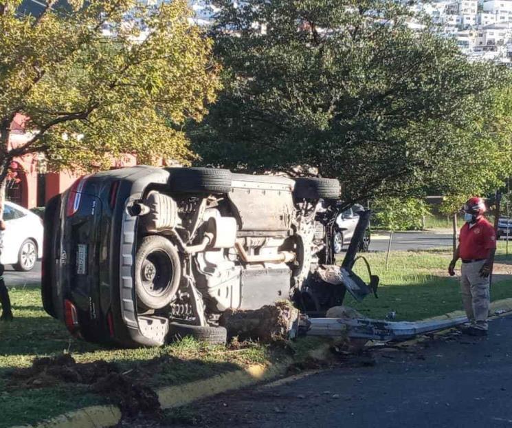 Vuelca su camioneta y se va Vuelca su camioneta y se va