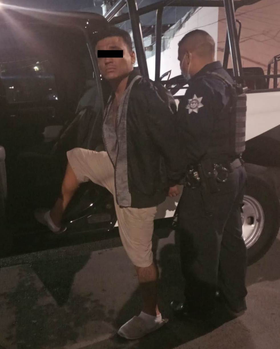 Le encontraron un envoltorio de plástico que en su interior contenía marihuana