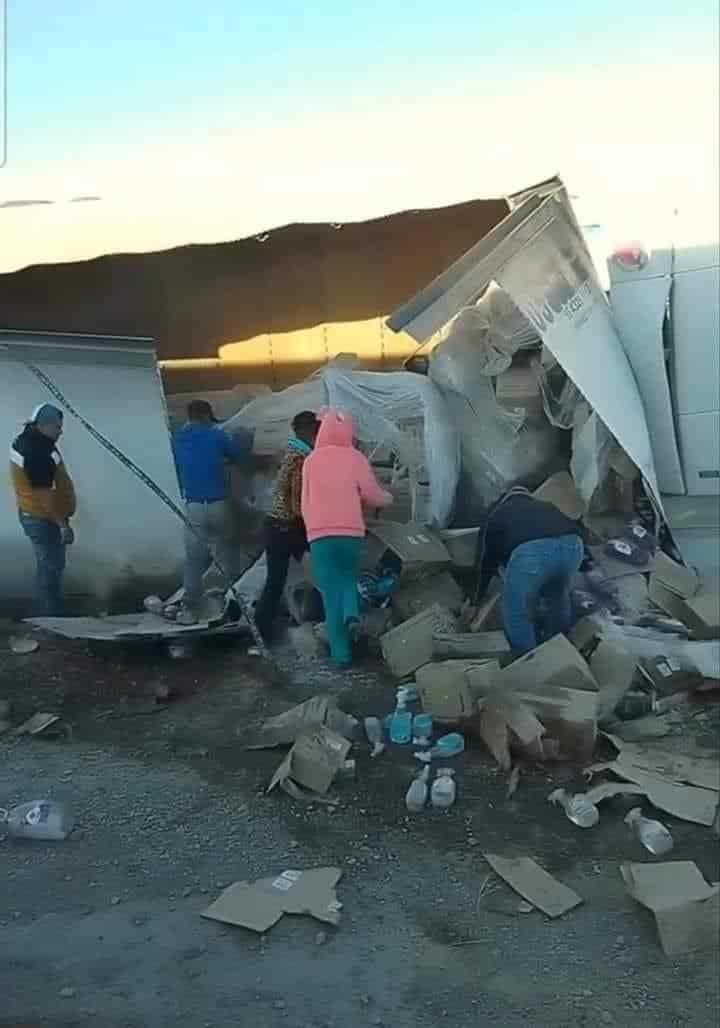 Saquean en Galeana tráiler volcado Saquean en Galeana tráiler volcado