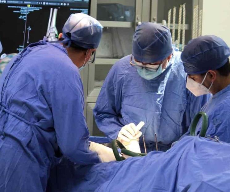 Cirujanos extirpan con éxito tumor del tamaño de un melón Cirujanos extirpan con éxito tumor del tamaño de un melón
