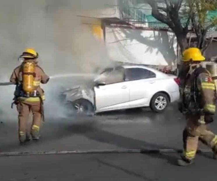 Arde auto en la colonia Lázaro Cárdenas Arde auto en la colonia Lázaro Cárdenas