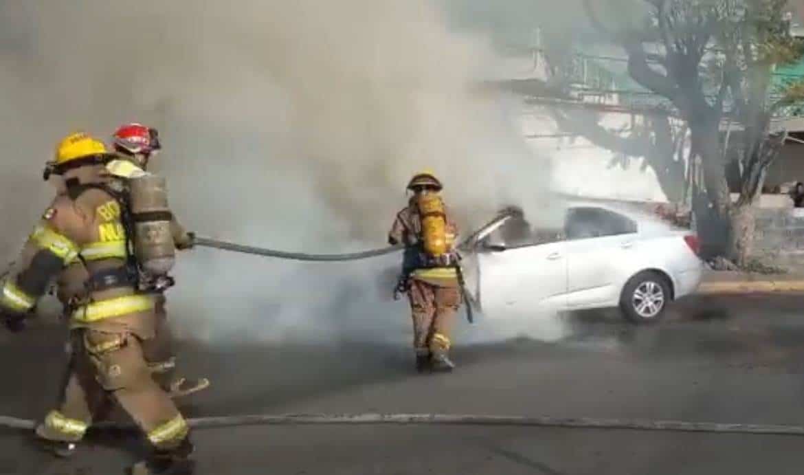 Un conductor sufrió un ataque de histeria, después que su vehículo terminó incendiándose,