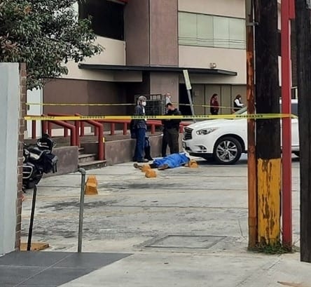 Reportaron una persona sin vida, en la escalinata de un banco