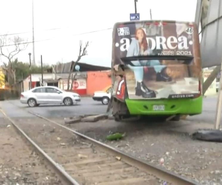 Intenta ganarle el paso al tren Intenta ganarle el paso al tren