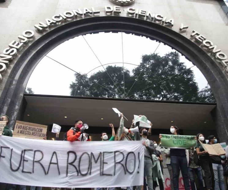 Director del CIDE ignora protestas