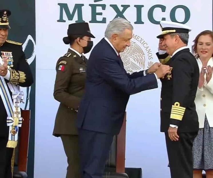 AMLO condecora a Luis Cresencio Sandoval y Rafael Ojeda