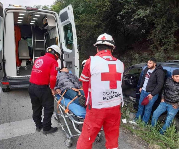 Tráiler choca contra camioneta en Montemorelos