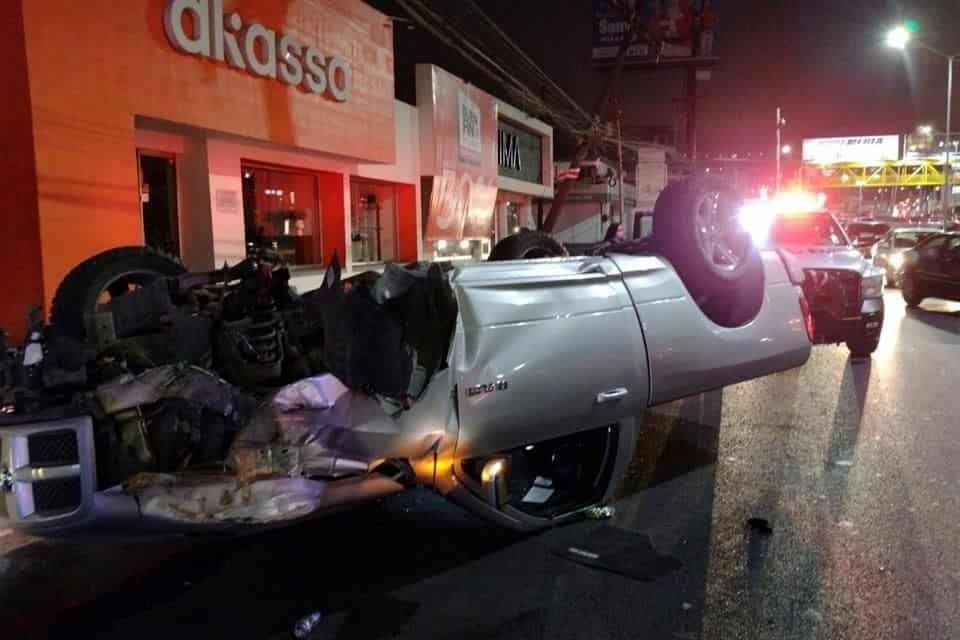 Se encontraba completamente alcoholizado, terminó estrellándose y posteriormente, volcándose
