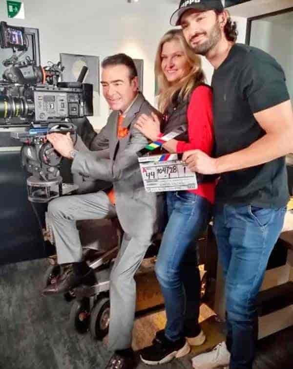 Regresa Toño Mauri a trabajar, cobijado por su esposa e hijo